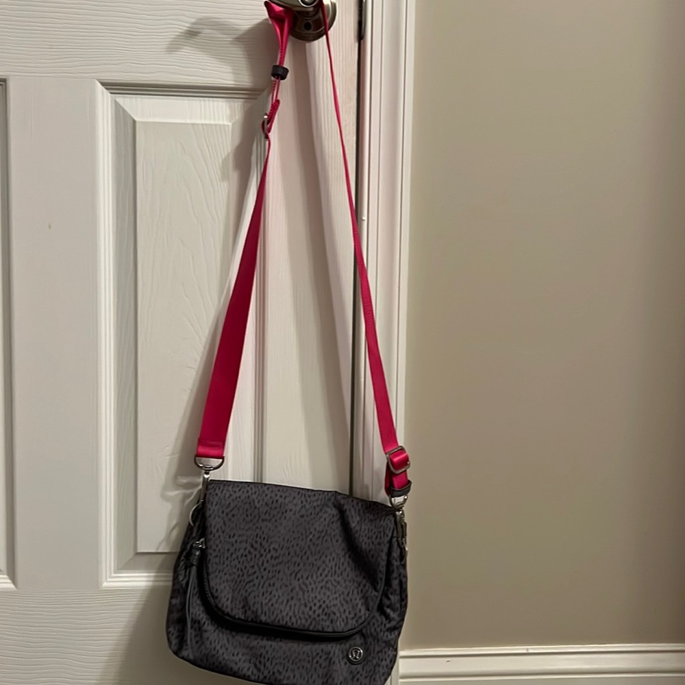 Gently used lululemon crossbody bag gray with black specks hot pink strap